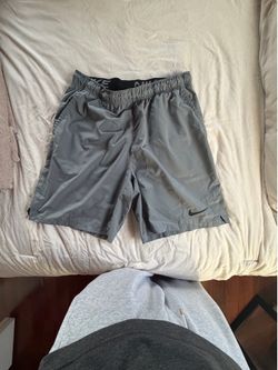 NIKE SHORTS SIZE L