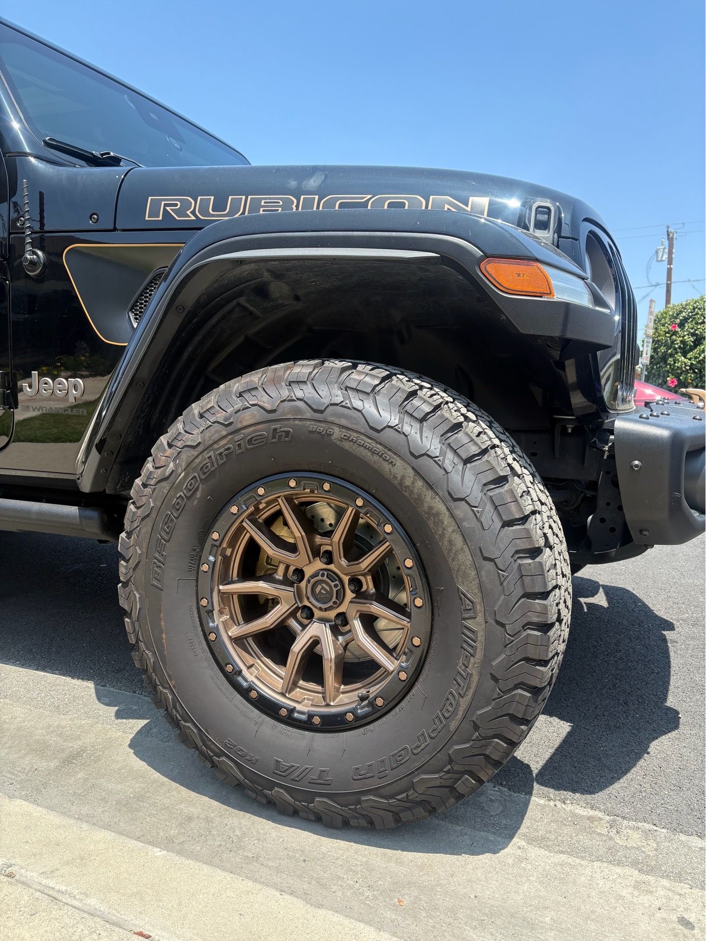 Mobile wheel and caliper paint
