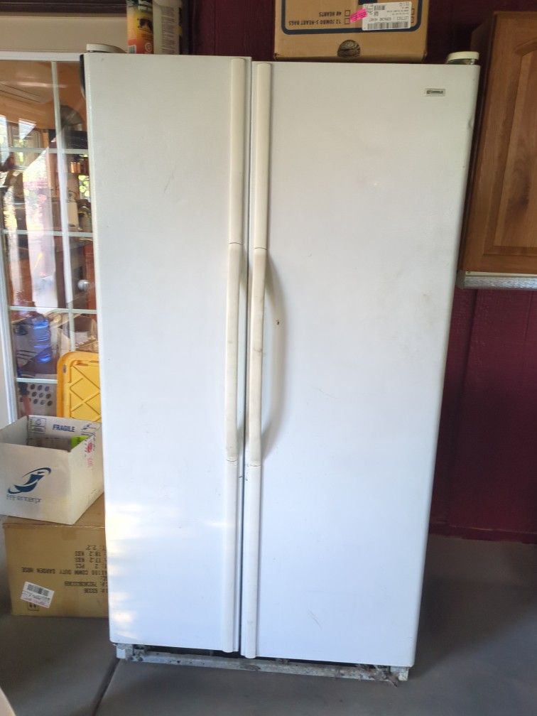Side By Side Kenmore refrigerator/Freezer