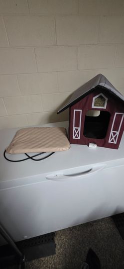 Heated indoor/outdoor cat house