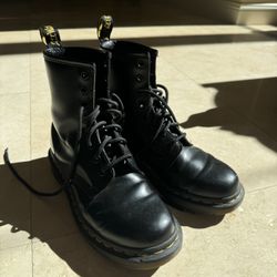 Womens Size 6 Doc Marten Lace Up Boots