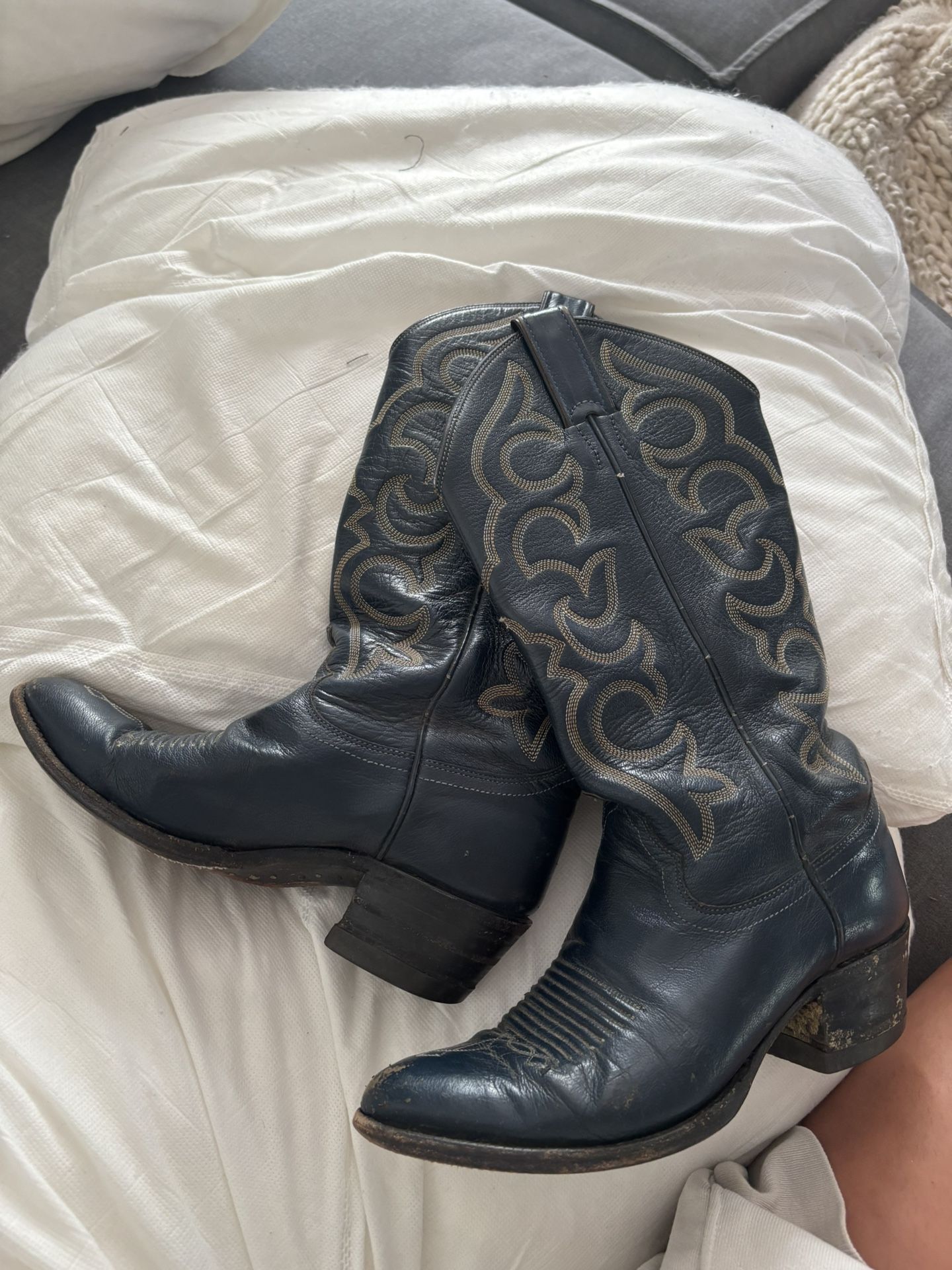 LOW PRICE MOVING- JUSTIN $350 + TAX RETAIL GENUINE LEATHER COWBOY BOOTS