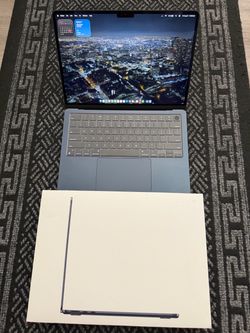 Apple MacBook 13” Air M2 in Midnight
