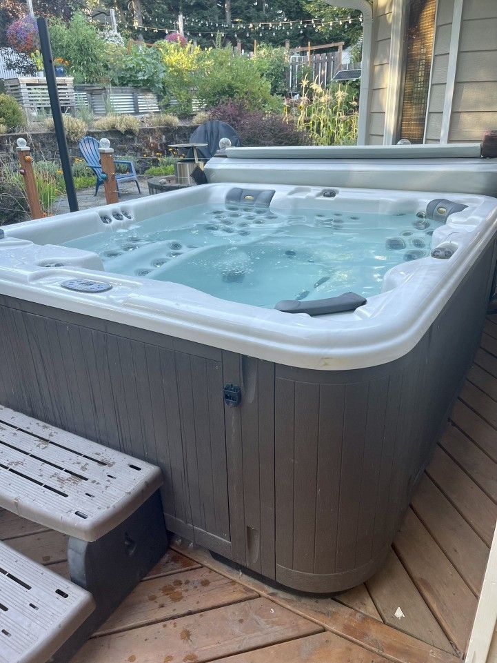 80 Jet 8700 New 6 Person Lounger Stereo Waterfall Spa