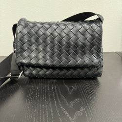 Bottega Veneta Small Classic Intrecciato Fold Messenger
