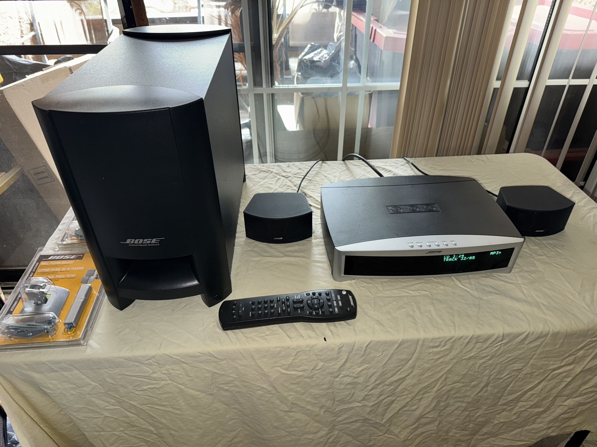 Bose AV 321 Series III DVD/CD Home Entertainment System with HDMI Output with all cables and 2 new wall mounts 