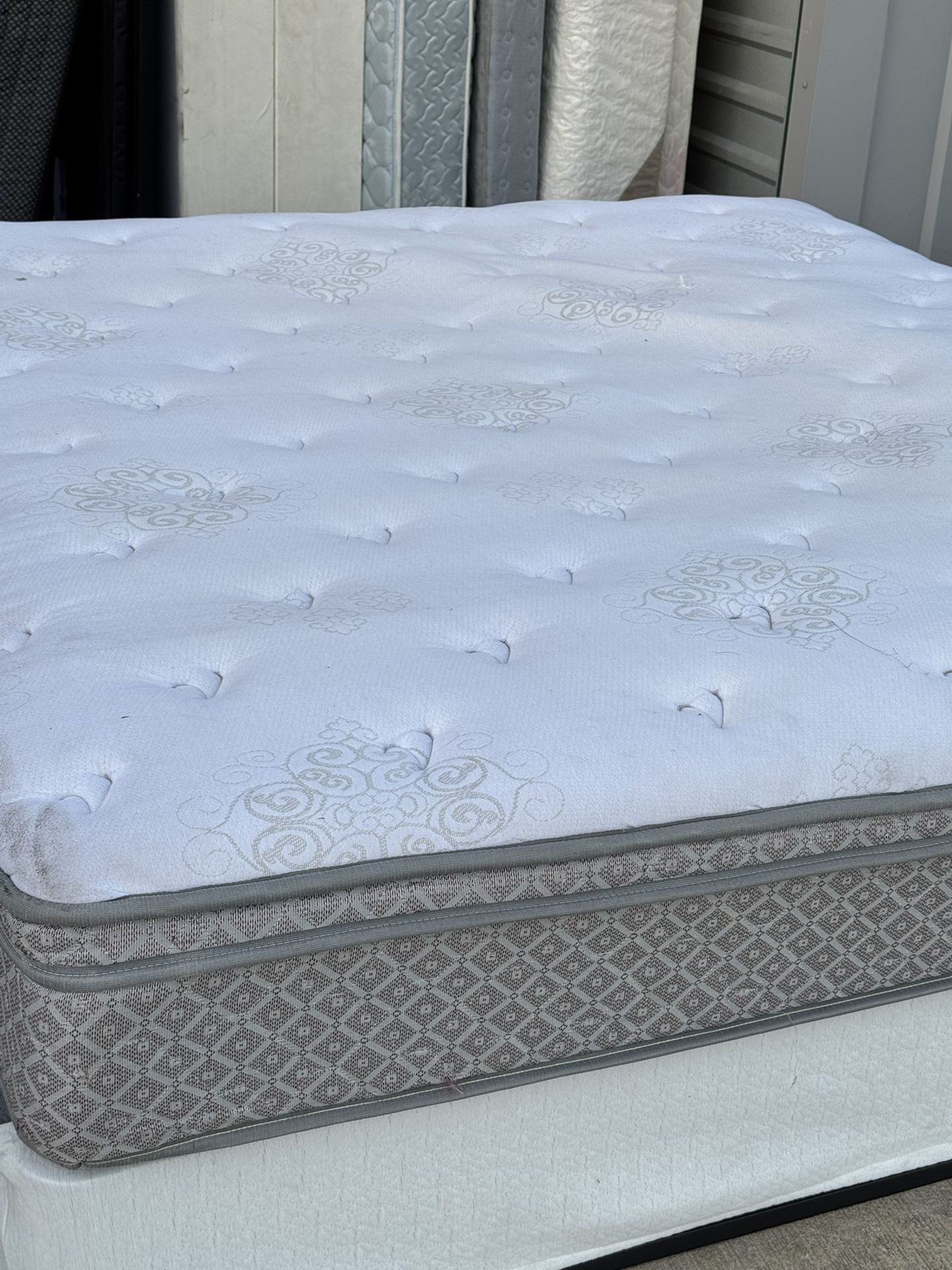 USED KING SIZE PILLOWTOP PLUSH MATTRESS WITH BOX SPRING DELIVERY
