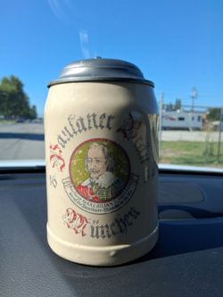 VINTAGE PAULANER B RAU, M UNCHEN LIDDED BEER STEIN IN GREAT CONDITION . THE STEIN HAS A LIGHT GRAZING DUE TO AGE. SUPER RARE!...asking $30.00