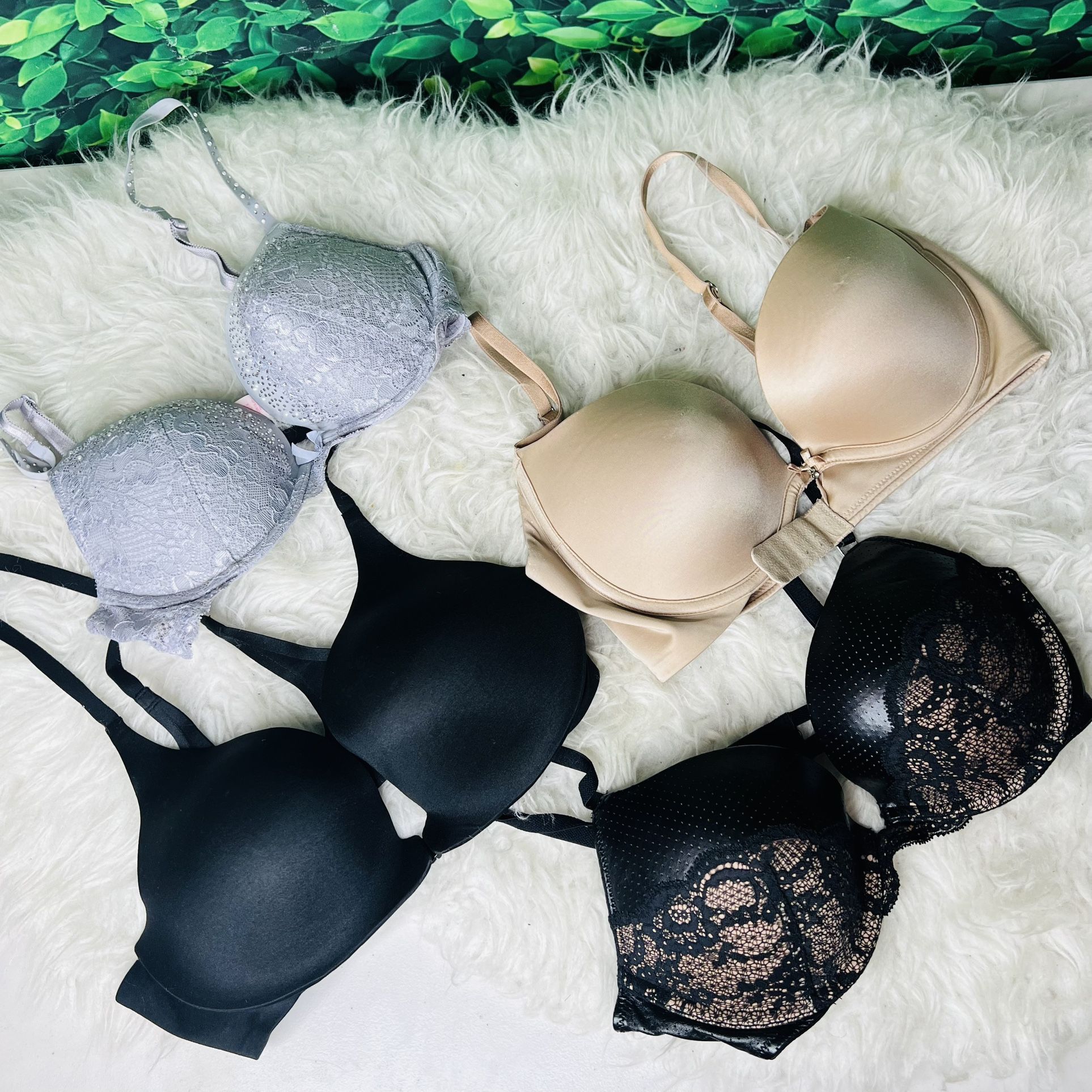 Victoria’s Secret bundle / lot 4 Push Up bras 34C
