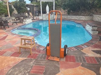 MOVING SALE HAND DOLLY AND STEP STOOL IN GOOD CONDITION  - HAND DOLLY $20 -STEP STOOL $10 PICK UP IN WESTMINSTER CITY  WESTMINSTER BLVD AND SPRING DAL