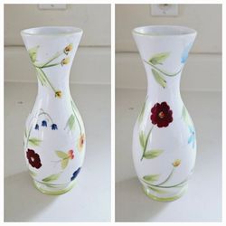 8" BIA White Ceramic Porcelain Floral Vase with Green Edging and Multi-Colored Wild Flowers. Pre-owned in excellent condition. No chips, cracks or scr