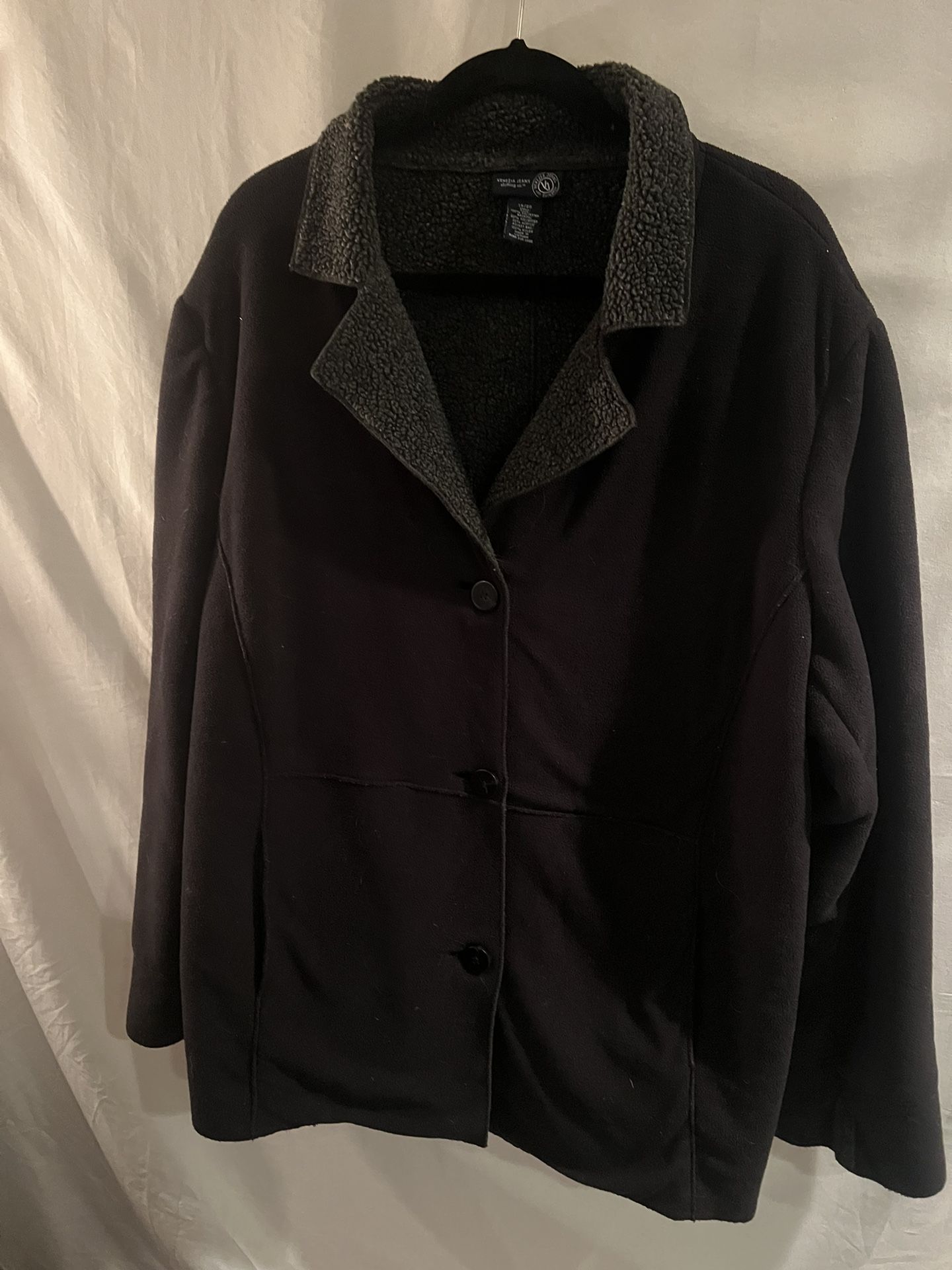 Ladies plus size 18/20 Venezia Jeans Company black fleece like jacket w/gray Sherpa lining
