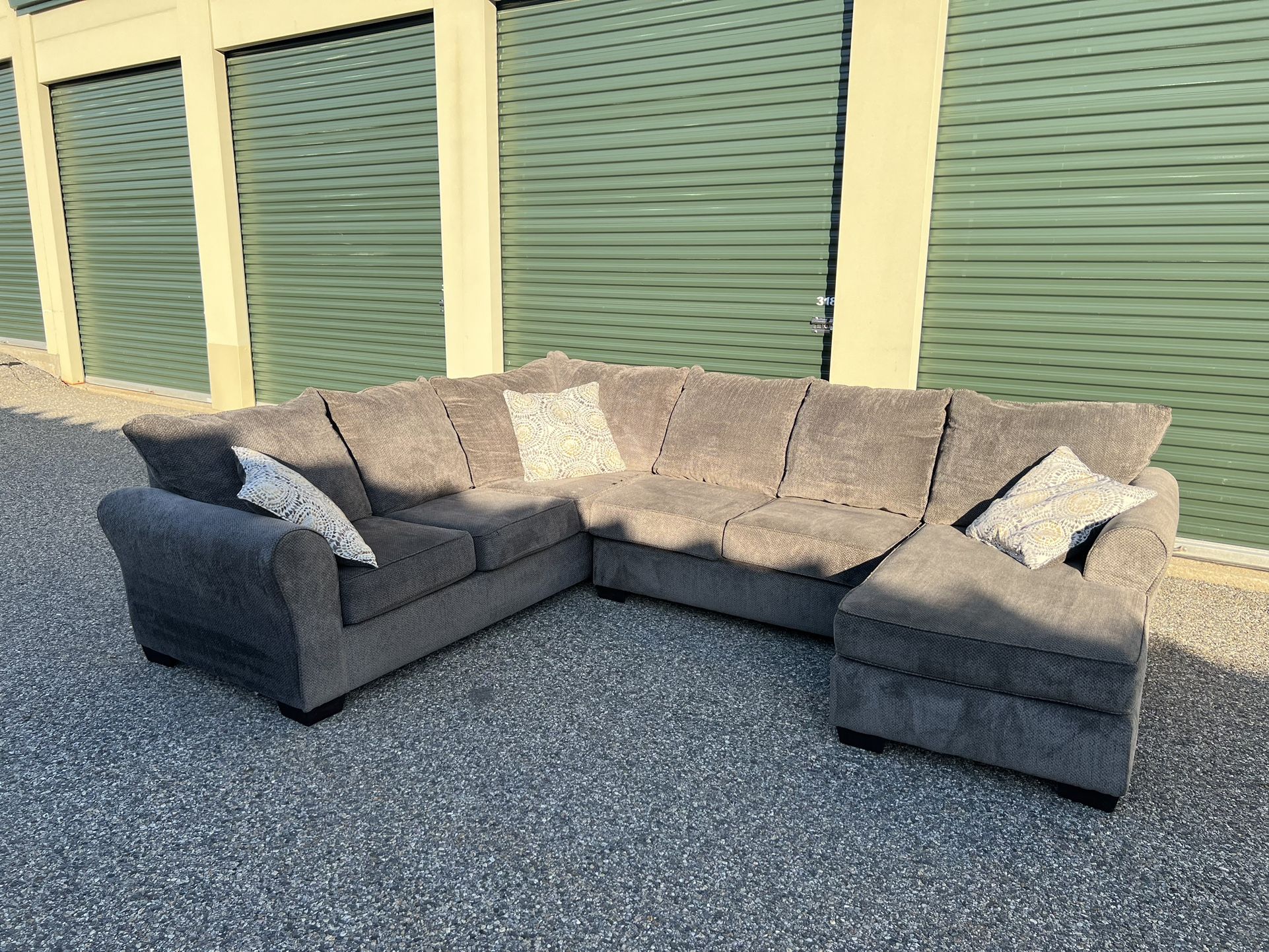 Beautiful Gray 3 Piece Sectional (Free Delivery)