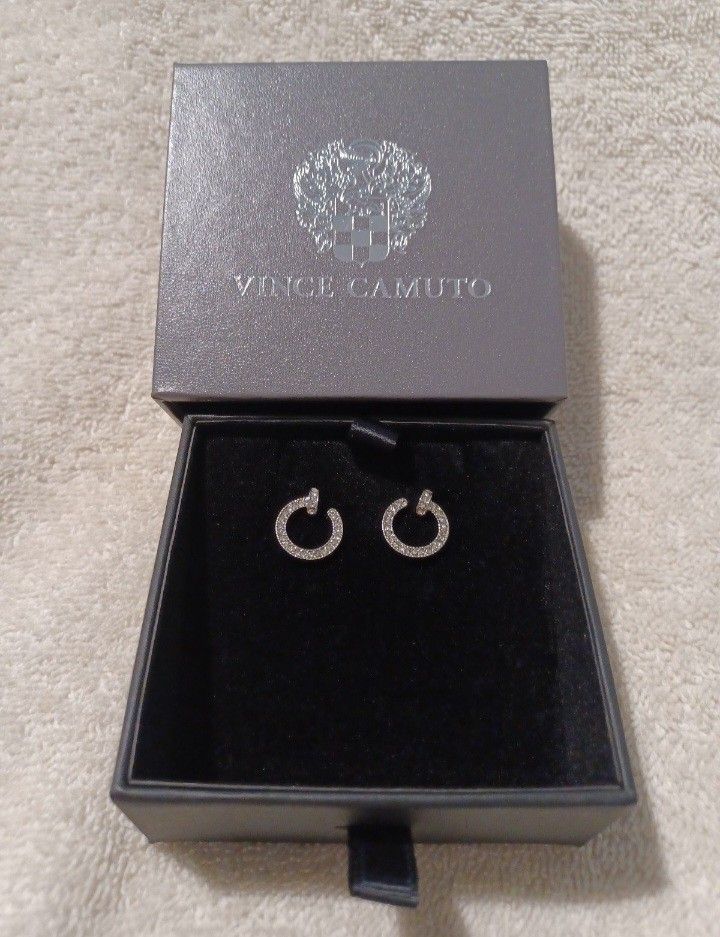 Vince Camuto Ayla ear pierced stud earrings