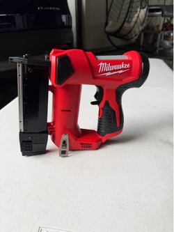 📌Milwaukee M12 12-Volt 23-Gauge Lithium-Ion Cordless Pin Nailer (Tool-Only) 👉PRECIO FIRME 👉$150