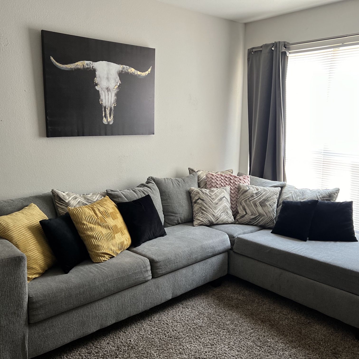 ‼️NEED GONE‼️GRAY L SECTIONAL W/ PILLOWS‼️