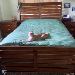 Solid Wood Queen Bedroom Set With Dresser And Two Bedside Tables