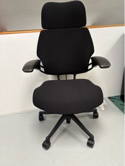 Humanscale Freedom Headrest Ergonomic Executive Chair - missing screws