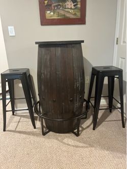 Whisky barrel bar table with 2 stools