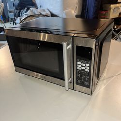 Black+Decker Stainless Microwave – Clean, Works Perfectly (Countertop)