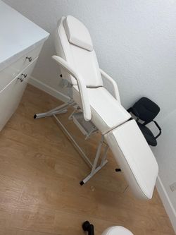 White Aesthetic Chair - $120 OBO (CASH ONLY)