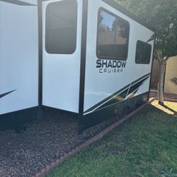 RV Trailer Shadow Cruiser 