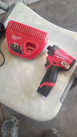 Milwaukee fuel M12 drill impact.with battery and charger