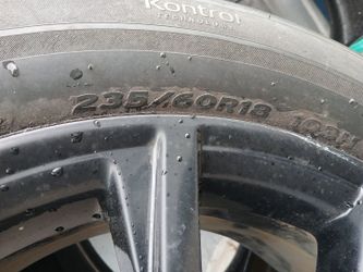 Vendo rin con goma para Honda goma mas o menos media vida 235/60/18