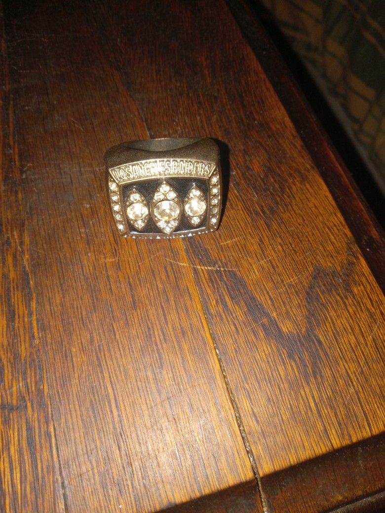 Los Angeles Raiders Championship Replica Super Bowl Ring