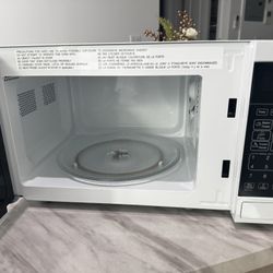 White Microwave Oven – Excellent Condition