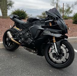 2025 Yamaha R1 Raven Black