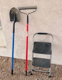 $30 pala rastrillo y escalera pequeńa