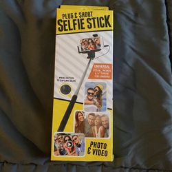 Plug & Shoot Selfie Stick 