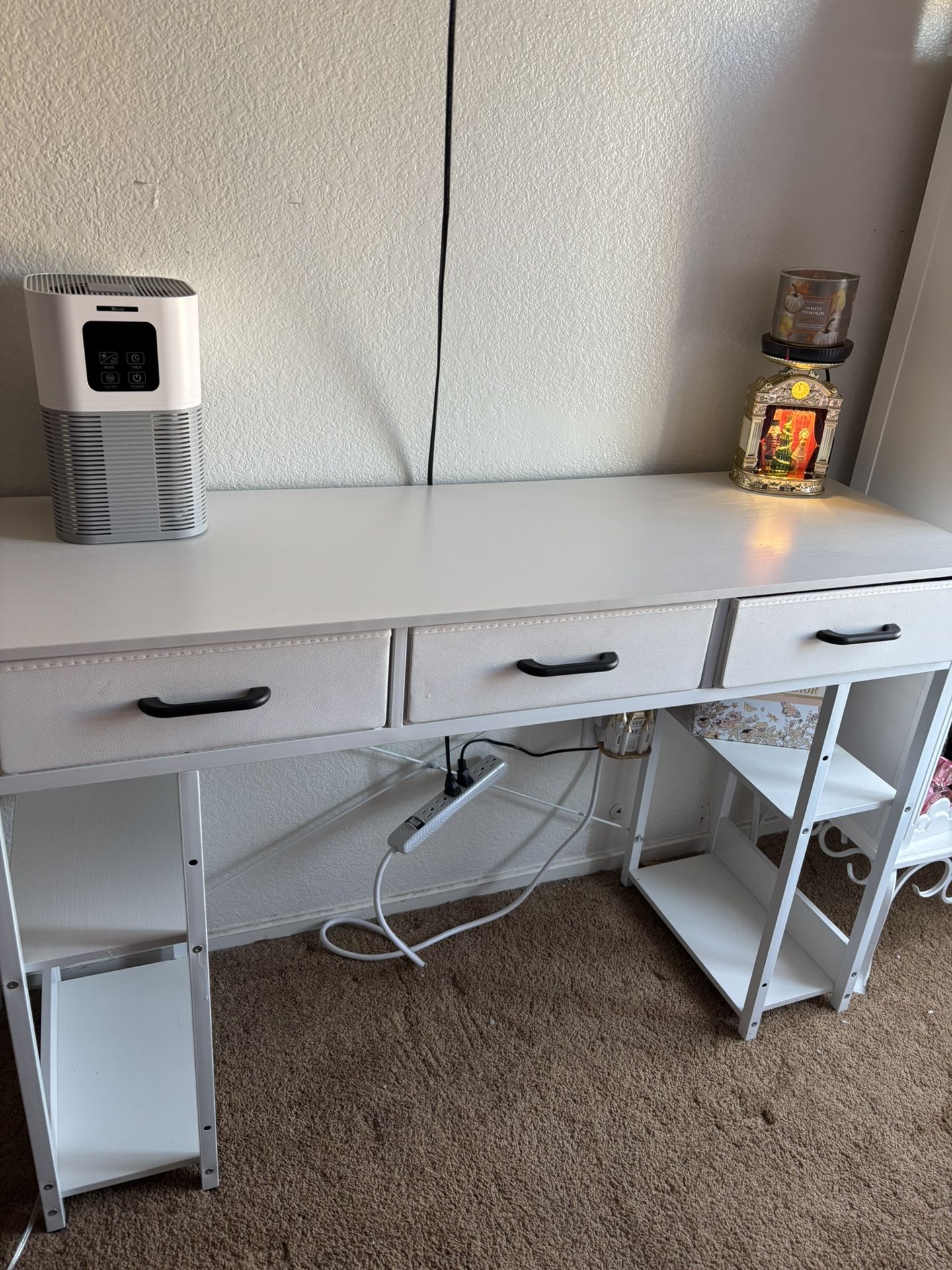 White Desk Like New
