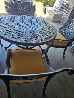 Cast Aluminum heavy duty round table,  4 chairs, with cushions included