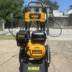 Dewalt 3,500 / 2.5 Gal 