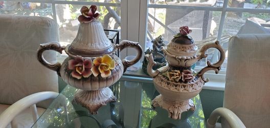 Decorative Pieces (Vases / Jars) With Lids