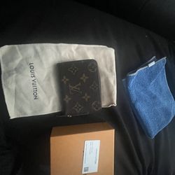 Authentic Luis Vuitton Zippy Coin Wallet