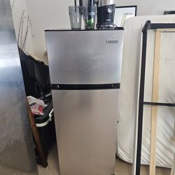 Small Apartment Size Fridge/Freezer and Cold Press Juicer