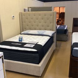OfferUp Promoción QUEEN BED (no Mattress Included )