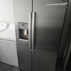 GE STAINLESS STEEL SIDE BY  SIDE FRIDGE 