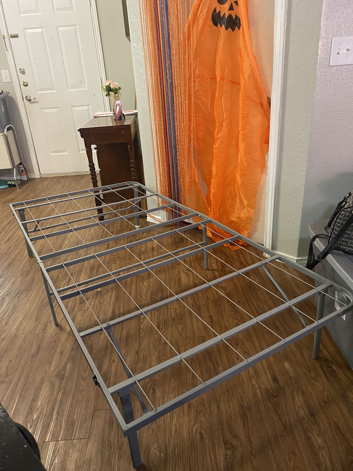 METAL TWIN FOLD BED FRAME