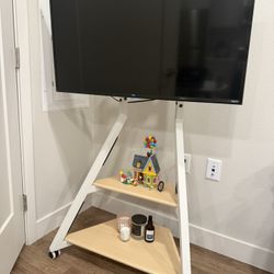 Roku 40inch TV and Fitueyes TV Stand