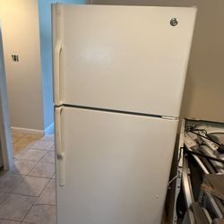 Very nice GE refrigerator everything work good only $275