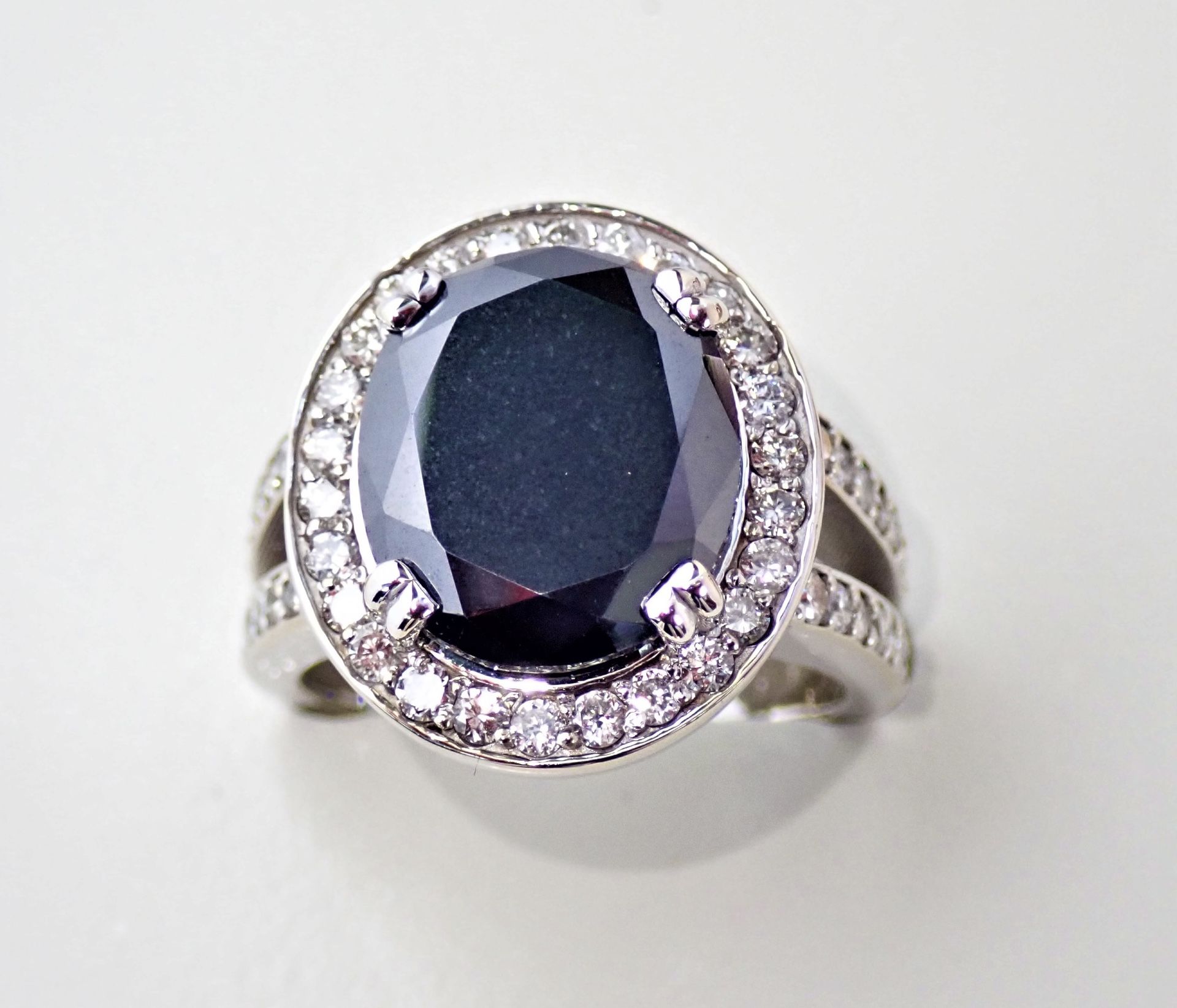 UNIQUE 7.28 Ct BLACK AND WHITE DIAMOND RING