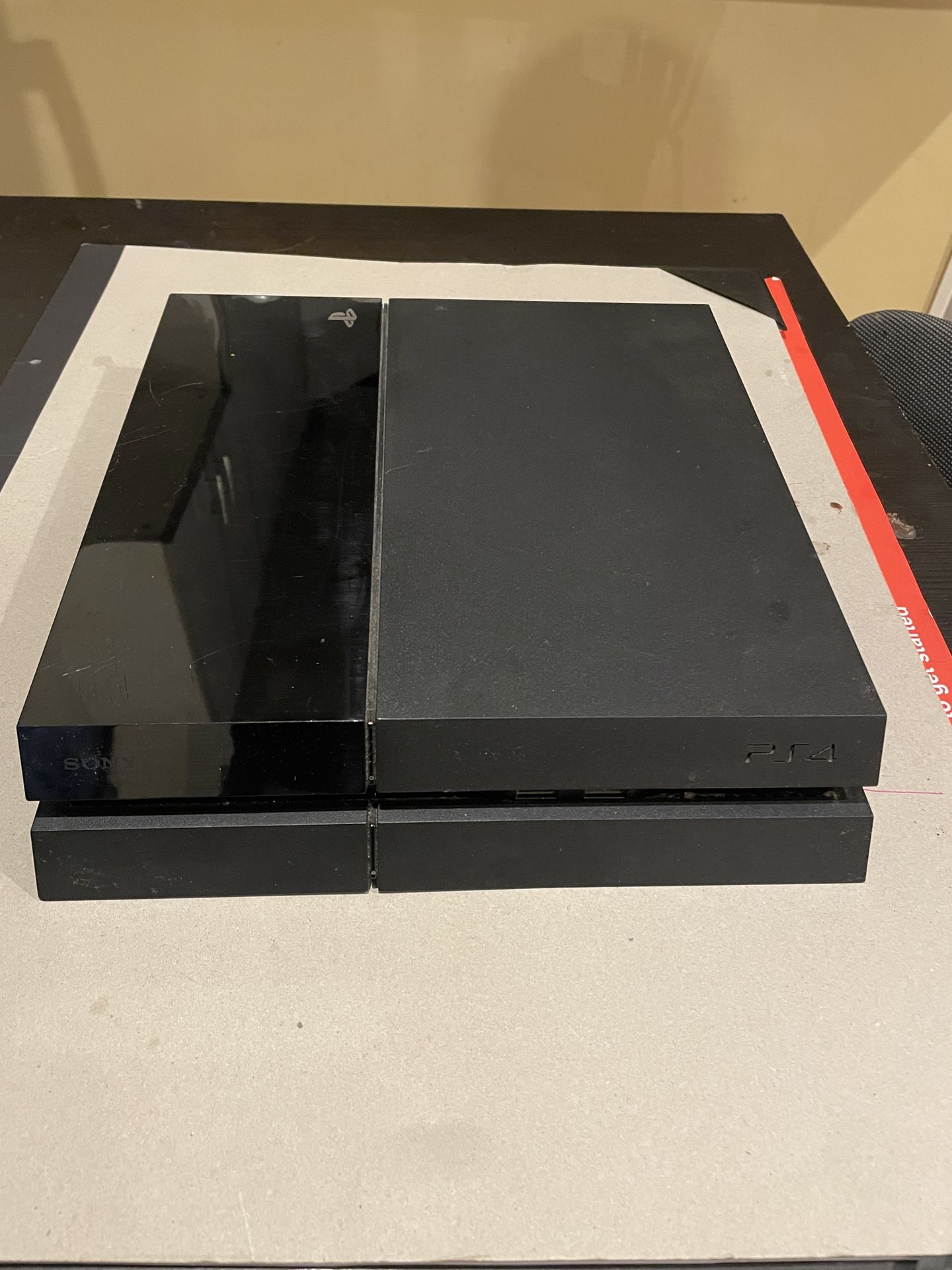 🎮 PS4 in Perfect Condition – $200 