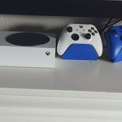 Xbox Series S With 2 Wireless Controllers And Charging Stands 