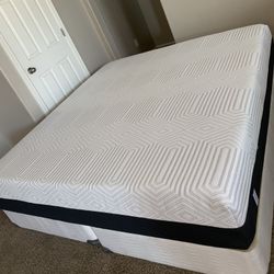 KING MEMORY FOAM SLEEPYS MATTRESS AND FREE BOX SPRINGS 