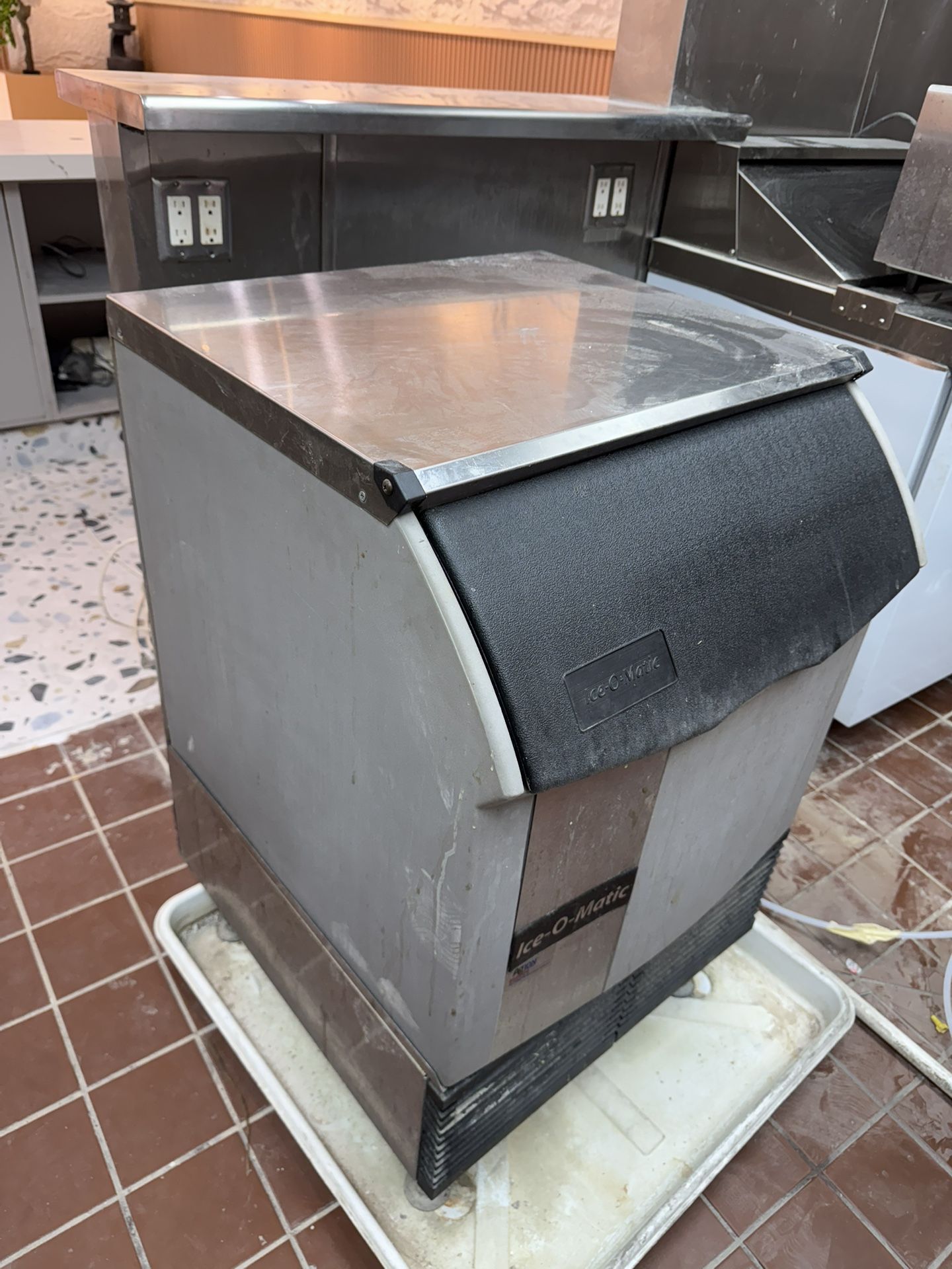 Ice machine under Counter