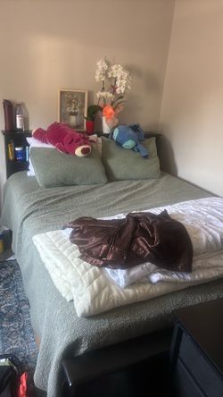 Bedframe queen size